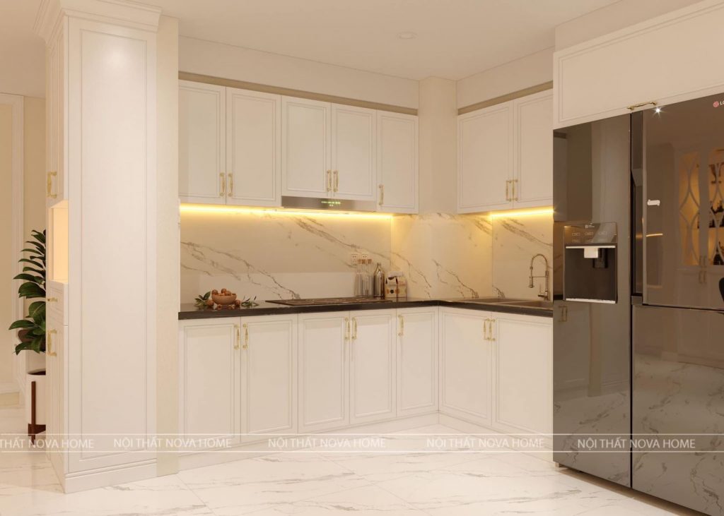 Thiết kế tủ bếp sang trọng với tone màu sáng, vách ốp kính và đèn led